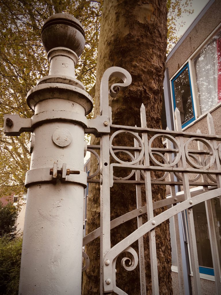 Rotterdam Daily Photo: A leap in time over a fence